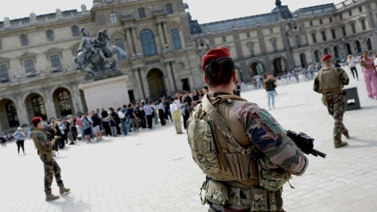 موزه لوور پاریس با تهدید بمب‌گذاری تعطیل شد+ فیلم
