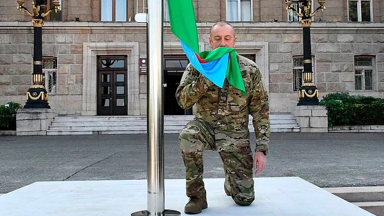 الهام علی‌اف با پرچم جمهوری آذربایجان در پایتخت قره‌باغ + عکس