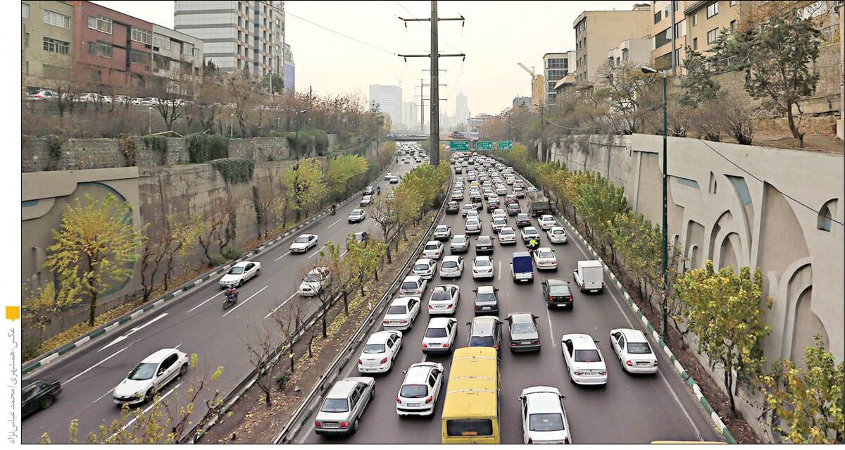 ویدئو| رانندگی بسیار پرخطر خودرو تیبا در بزرگراه همت تهران