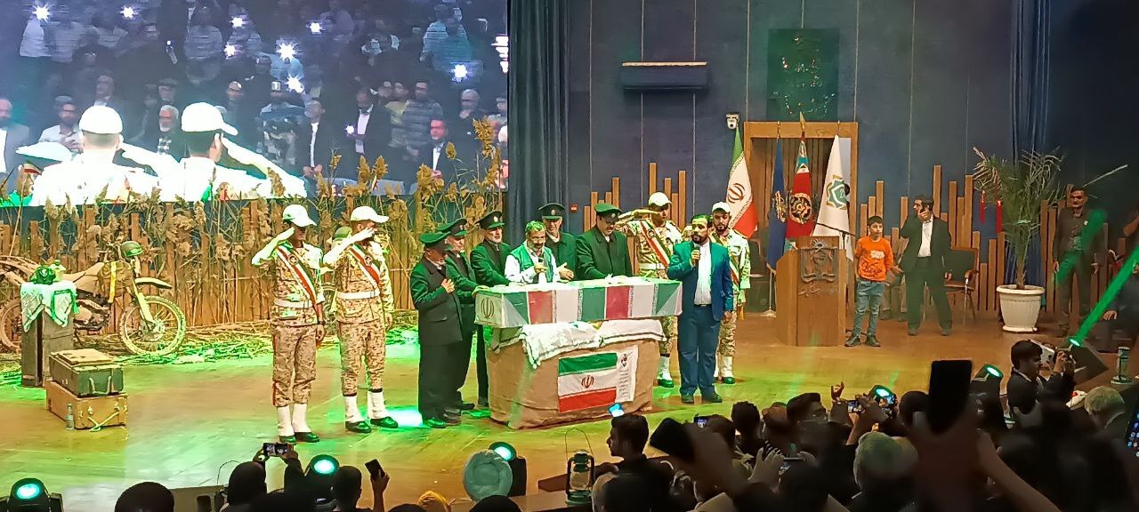شهید گمنام ۱۶ ساله در آغوش اشک ها | دومین یادواره ۱۰۰ شهید محله رضاشهر مشهد برگزار شد