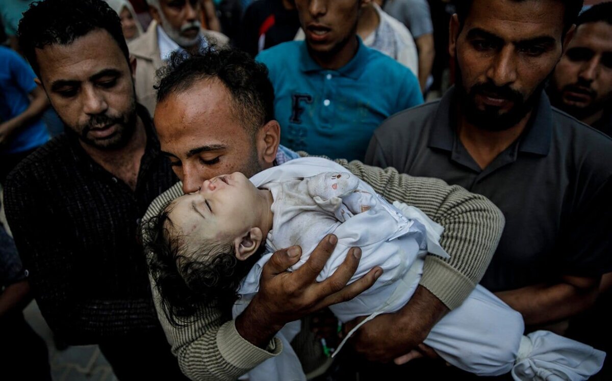 ویدئو| خبرنگاری که دو نوزاد فلسطینی را از زیر آوار نجات داد