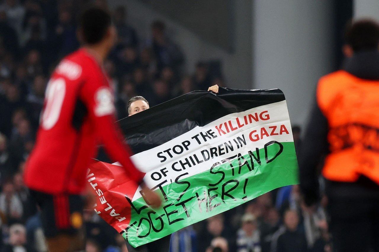 ورود تماشاگر حامی فلسطین به زمین بازی کپنهاگن و منچستریونایتد + فیلم و عکس