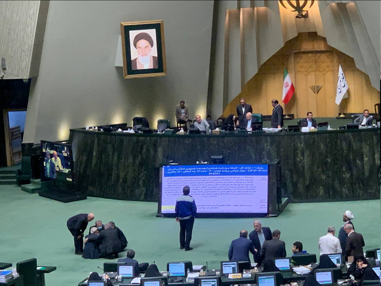 الیاس نادران در مقابل جایگاه هیات رئیسه مجلس تحصن کرد