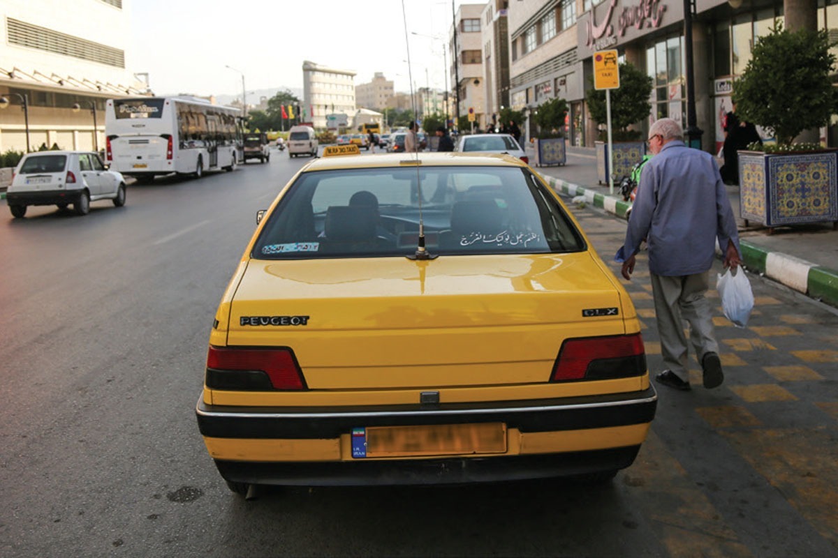 گلایه برخی شهروندان مشهدی از نبود برچسب کرایه در تاکسی‌ها