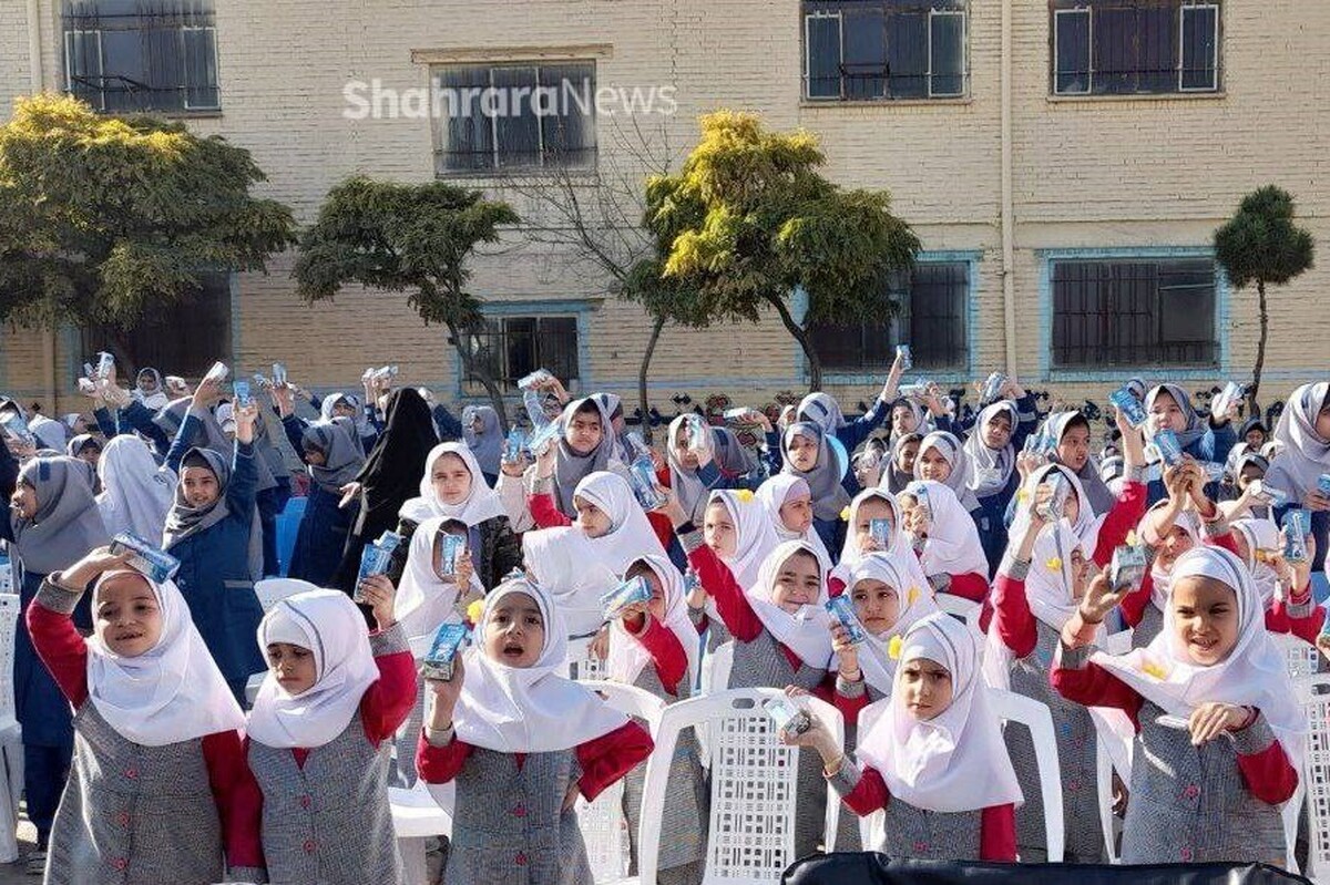 آغاز توزیع شیر رایگان در مدارس مشهد (۲۴ آبان ماه ۱۴۰۲)