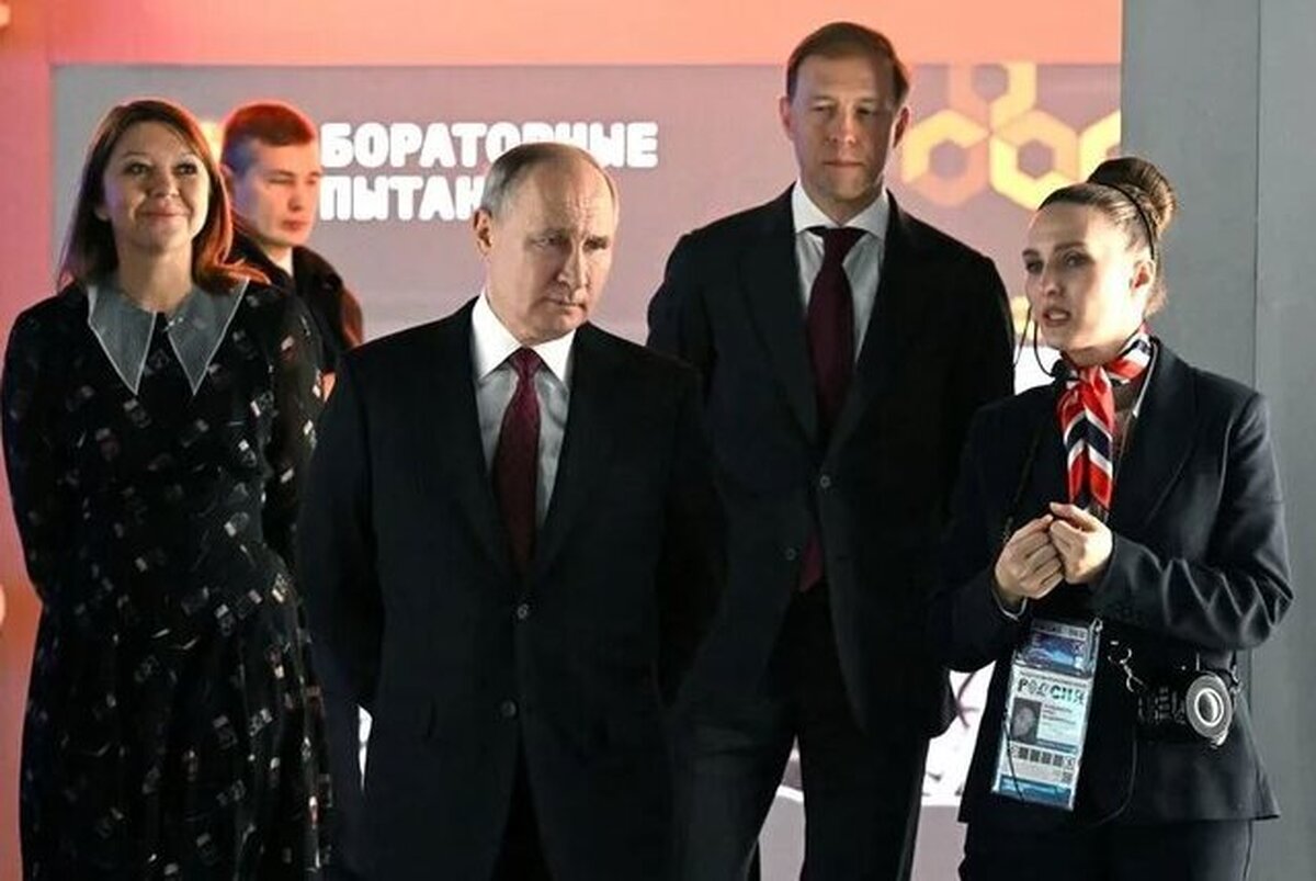 پوتین در جریان بازدید از نمایشگاه دستاوردهای روسیه دکمه هسته‌ای نمادین را فشار نداد