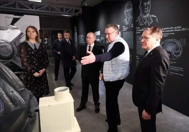 پوتین در جریان بازدید از نمایشگاه دستاوردهای روسیه دکمه هسته‌ای نمادین را فشار نداد