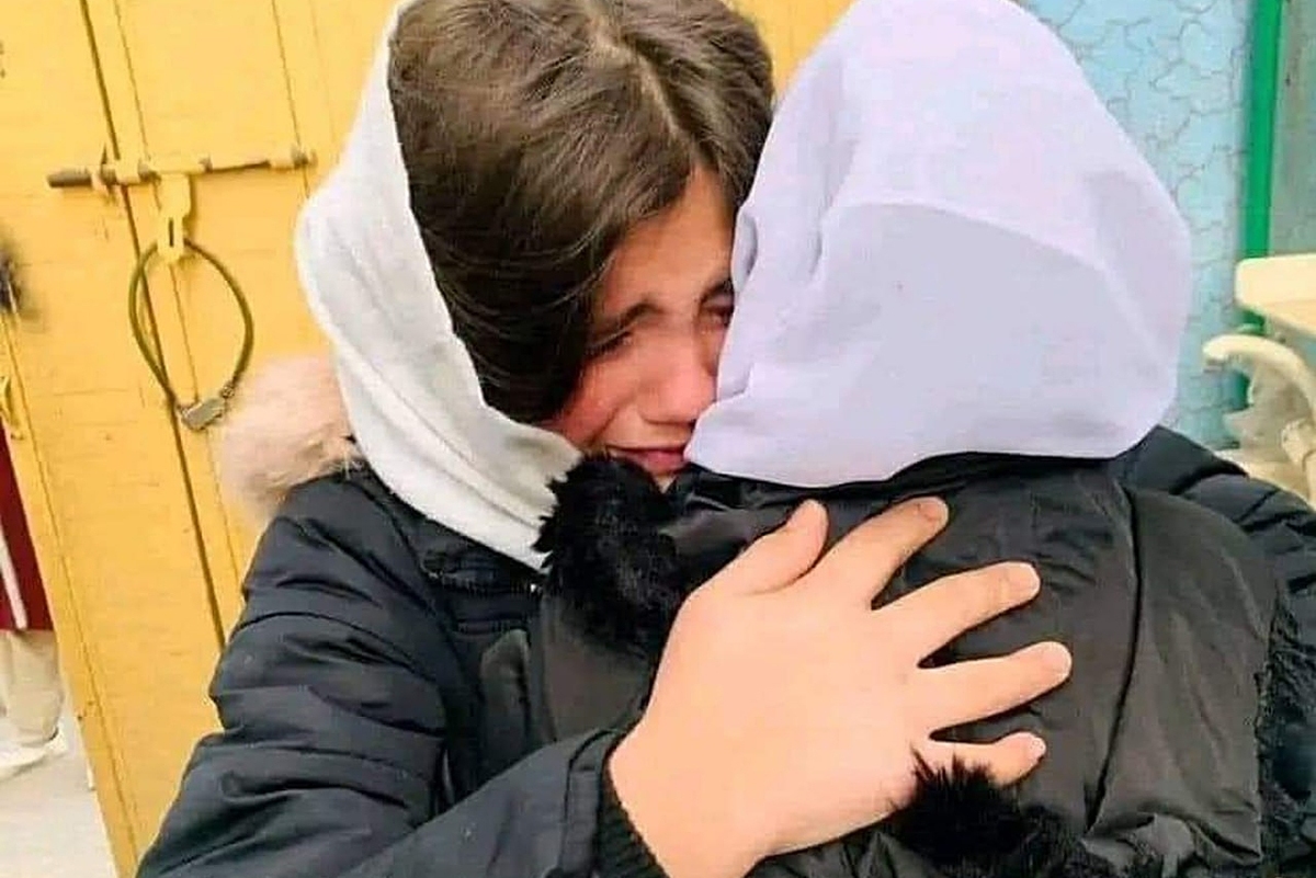 وداع تلخ دانش‌آموزان دختر با مدرسه | ۸۰۰ روز از تعطیلی مدارس دخترانه در افغانستان گذشت