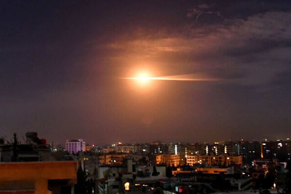 شنیده شدن صدای انفجار در آسمان دمشق | مقابله پدافند هوایی سوریه با حملات اسرائیل + فیلم
