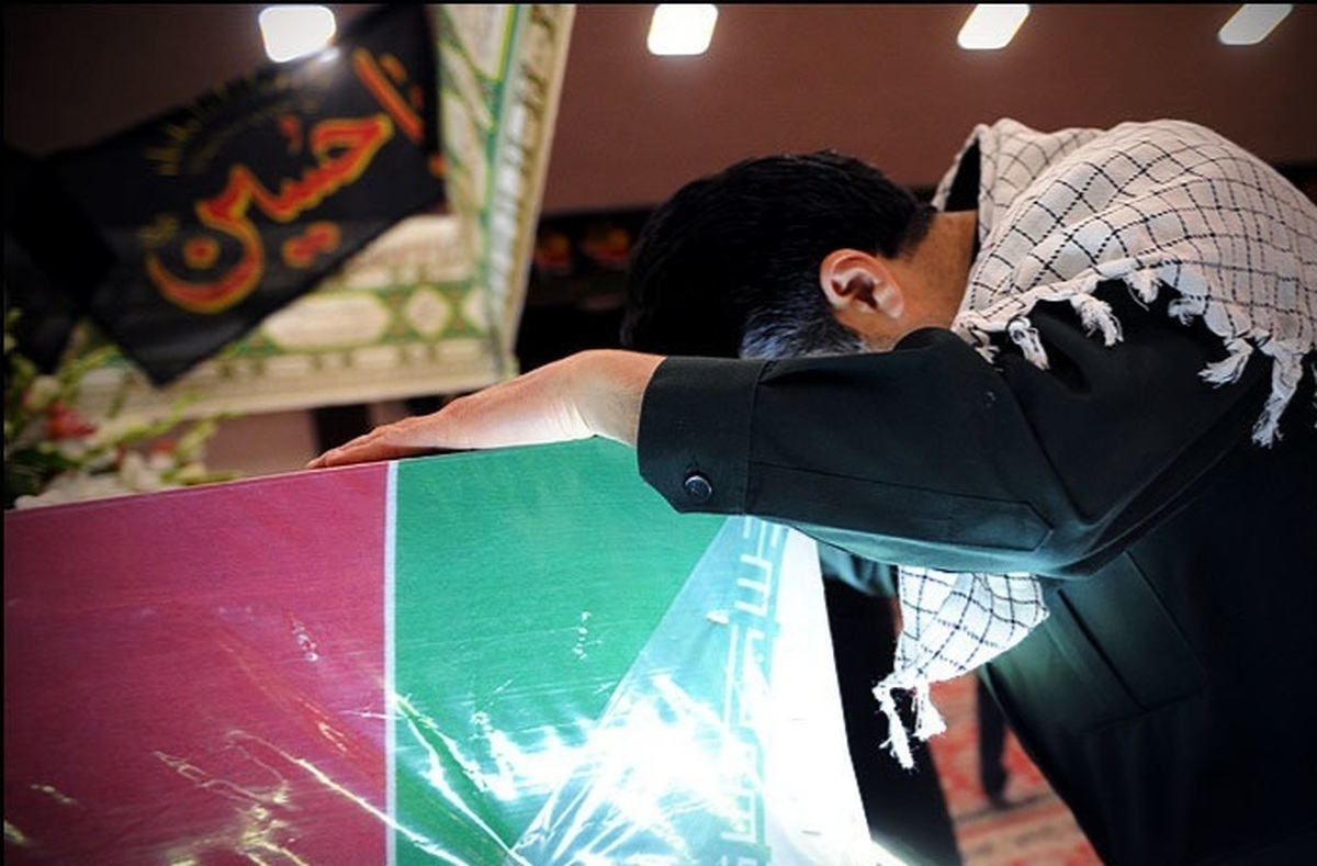 وداع دانش‌آموزان مشهدی با شهید گمنام ۱۸ ساله+ فیلم