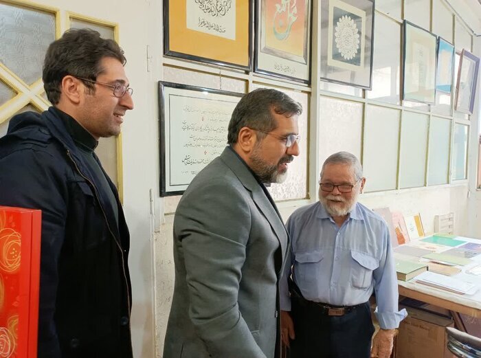 وزیر فرهنگ با خوشنویس بزرگترین قرآن جهان در مشهد دیدار کرد + تصویر