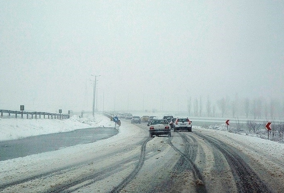 بارش برف جاده های خراسان رضوی را سفیدپوش کرد