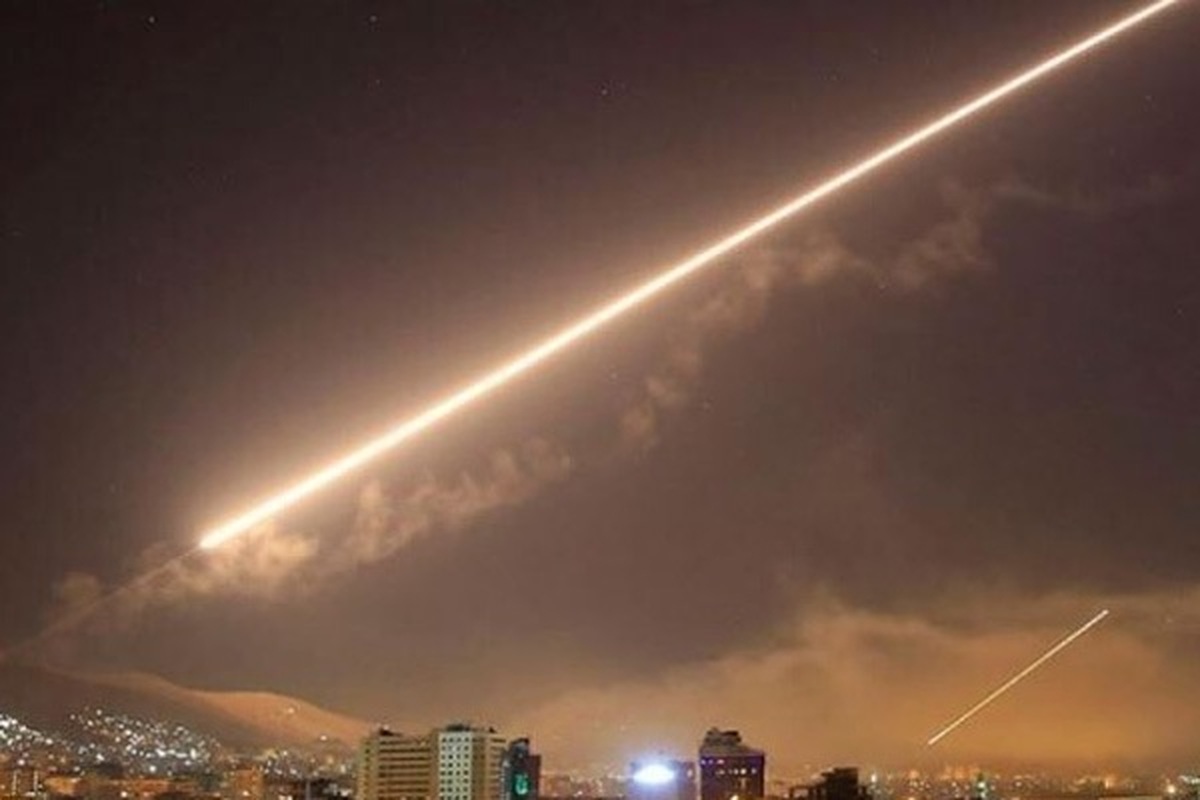 پدافند ارتش سوریه با اهداف متخاصم در آسمان دمشق مقابله کرد