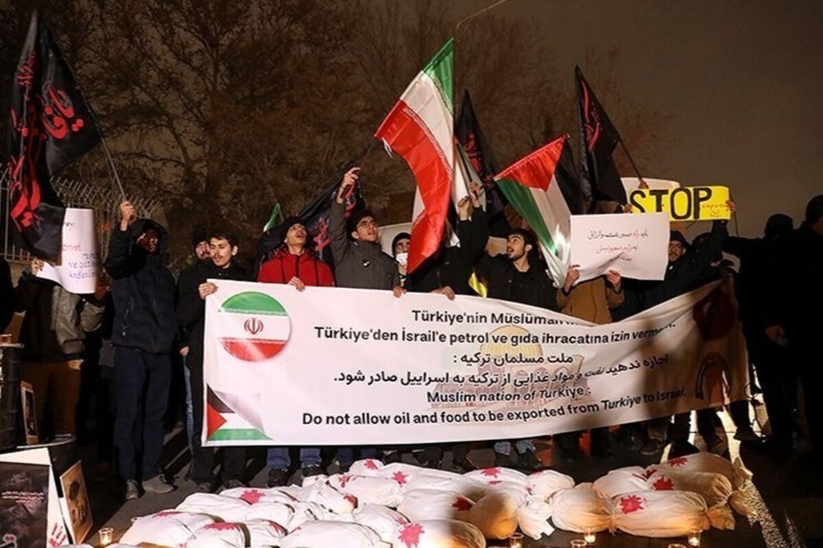 تجمع دانشجویان مشهدی مقابل کنسولگری ترکیه در اعتراض به ادامه تجارت آن‌ها با رژیم صهیونیست‌ + تصویر
