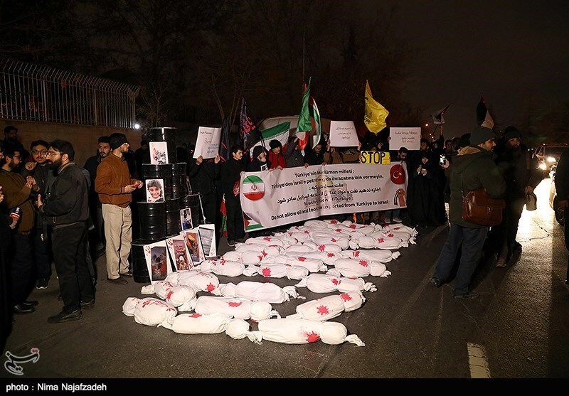 تجمع دانشجویان مشهدی مقابل کنسولگری ترکیه در اعتراض به ادامه تجارت آن‌ها با صهیونیست‌ها+ تصویر