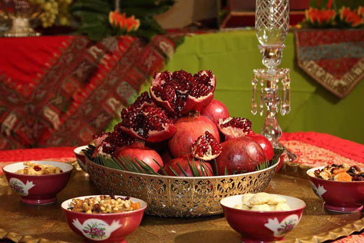 خوراکی‌های شب یلدا | چرا آجیل و میوه‌های سرخ می‌خوریم؟