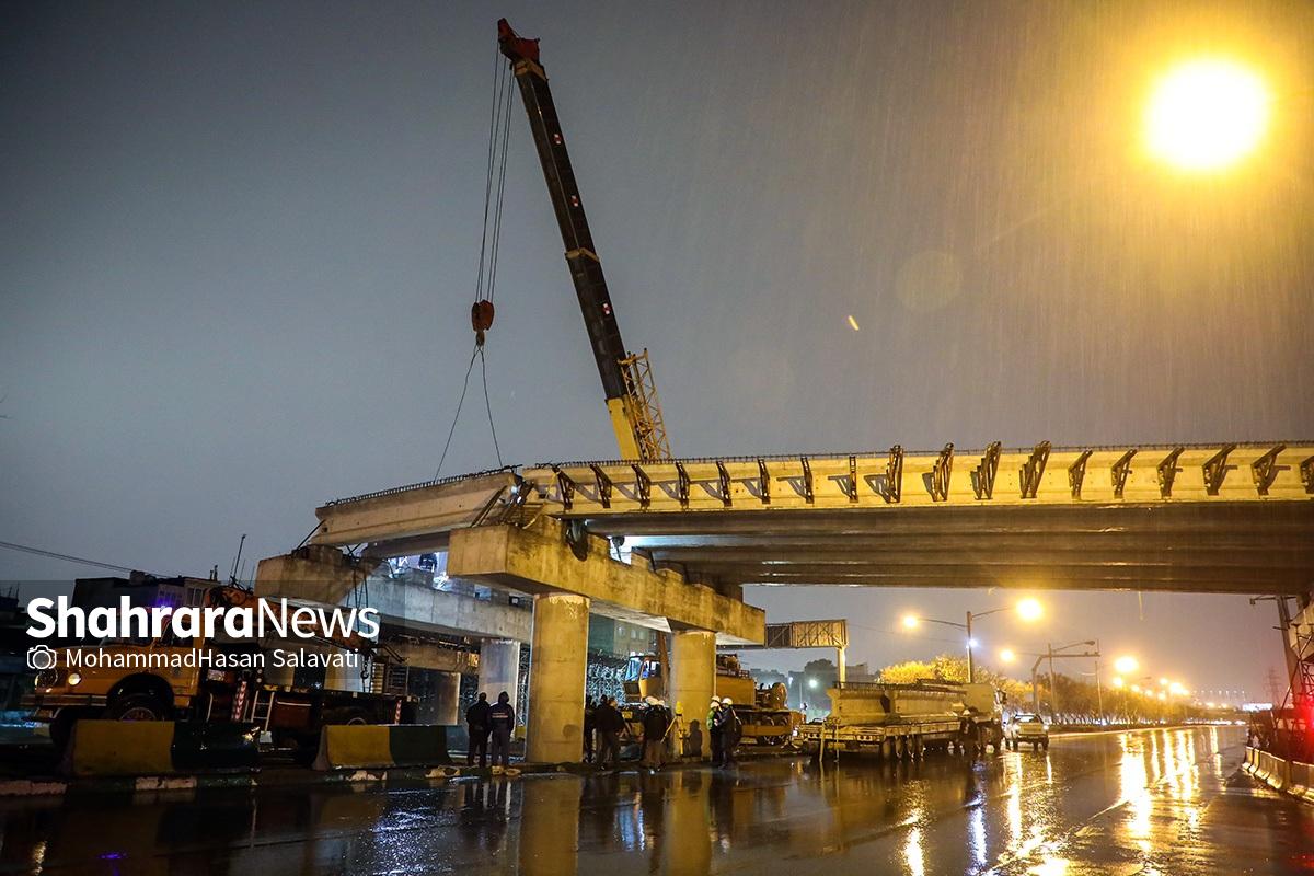 اجرای عملیات تیرگذاری دوربرگردان شهید میرزایی مشهد زیر باران پاییزی