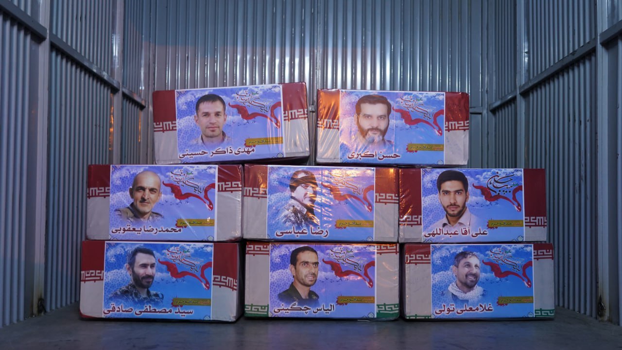 تصاویری از انتقال پیکر ۸ شهید مدافع حرم به مشهدالرضا(ع) | تشییع پیکر ۸ شهید مدافع‌حرم  امروز  در مشهد (۹ آذر ۱۴۰۲)