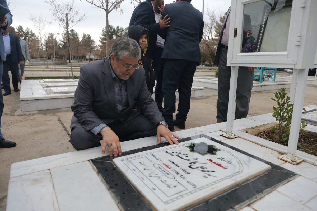 حضور شهردار مشهد و اعضای شورای اسلامی شهر همزمان با لحظه سال تحویل در مزار شهدا (۱ فروردین ۱۴۰۳)  + تصاویر