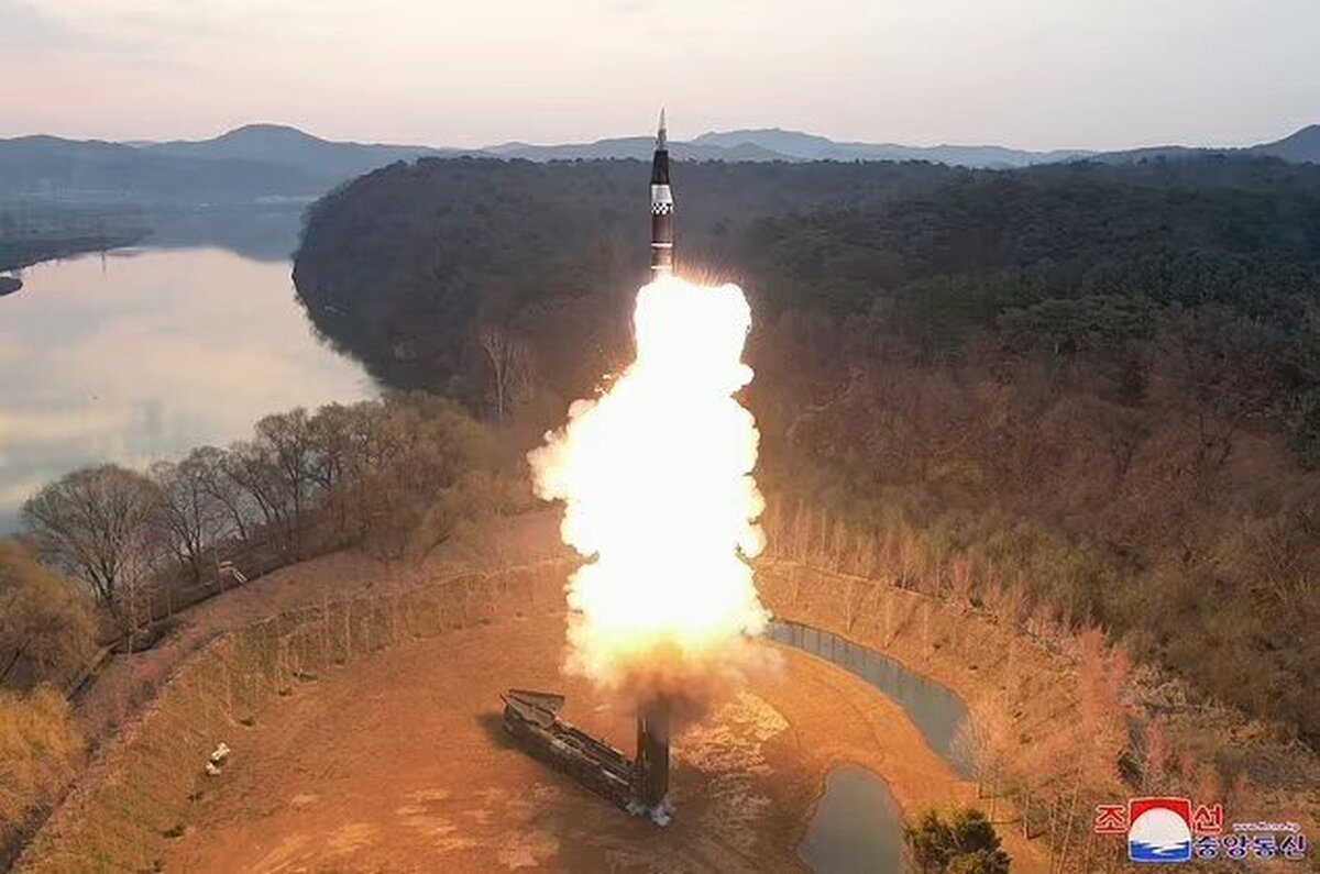 کره‌شمالی از یک موشک مافوق صوت میان‌برد جدید رونمایی کرد