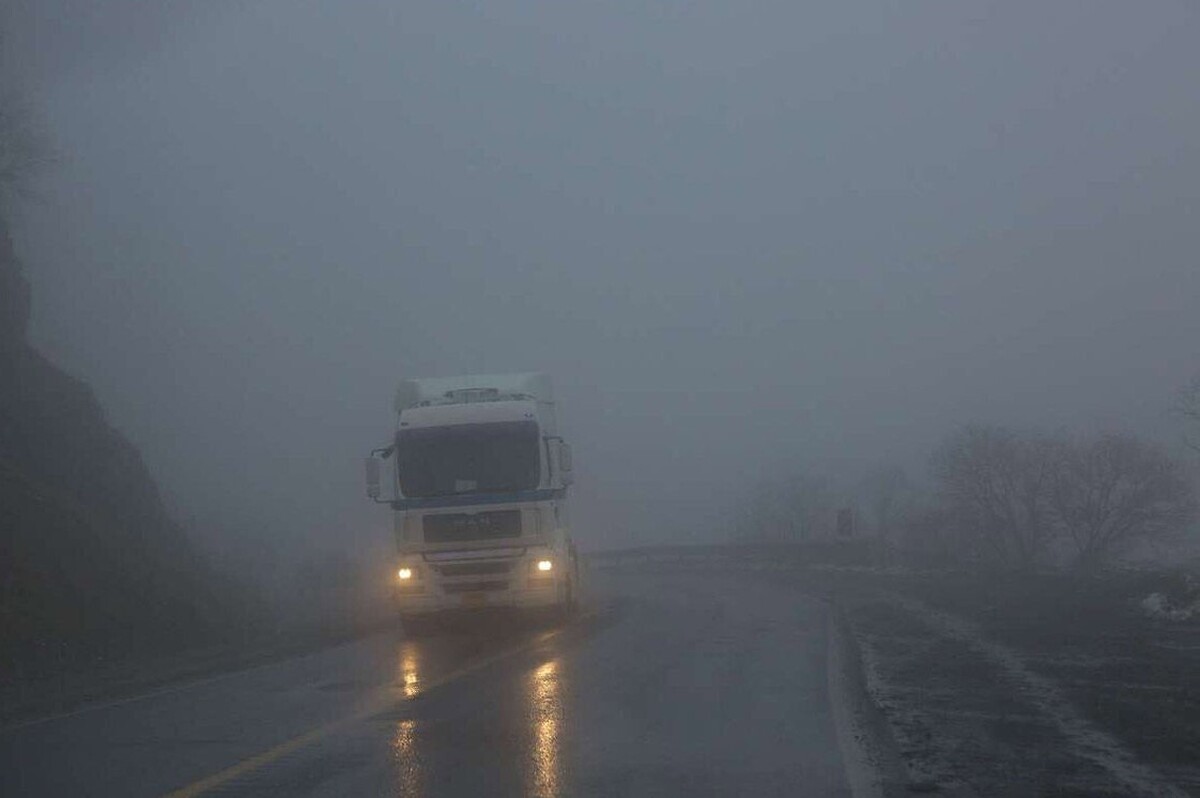 مه غلیظ در جاده‌های خراسان‌رضوی (۲۵ فروردین ماه ۱۴۰۳)
