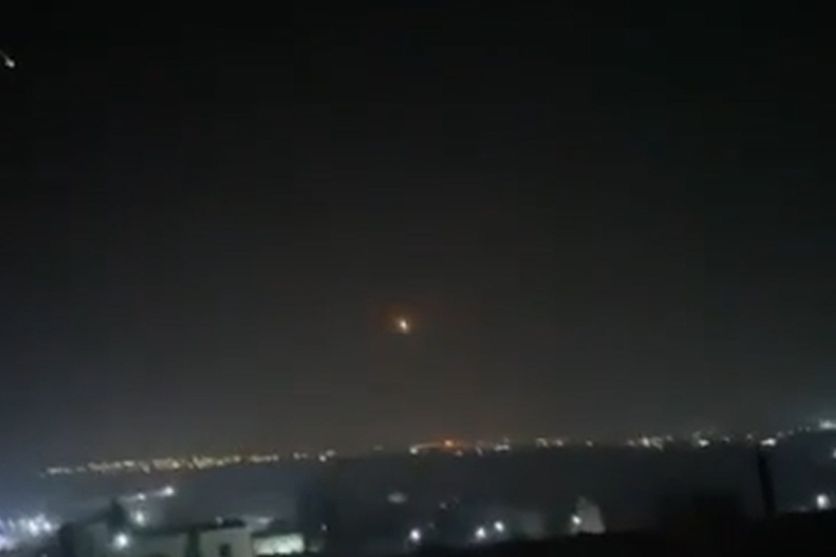 ویدئو | لحظه برخورد موشک‌ها به فرودگاه بن گوریون اسرائیل