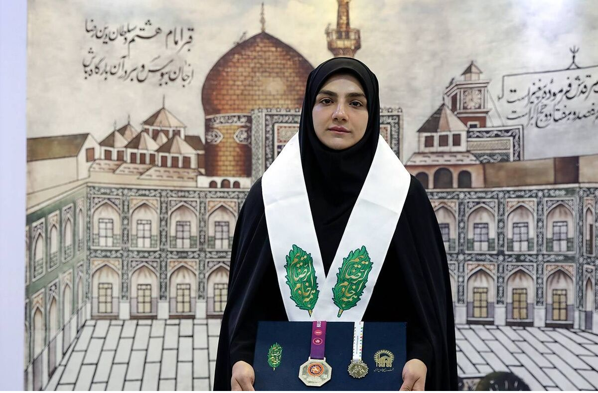 بانوی قهرمان کشتی «آلیش» مدال جهانی خود را به موزه آستان قدس رضوی اهدا کرد