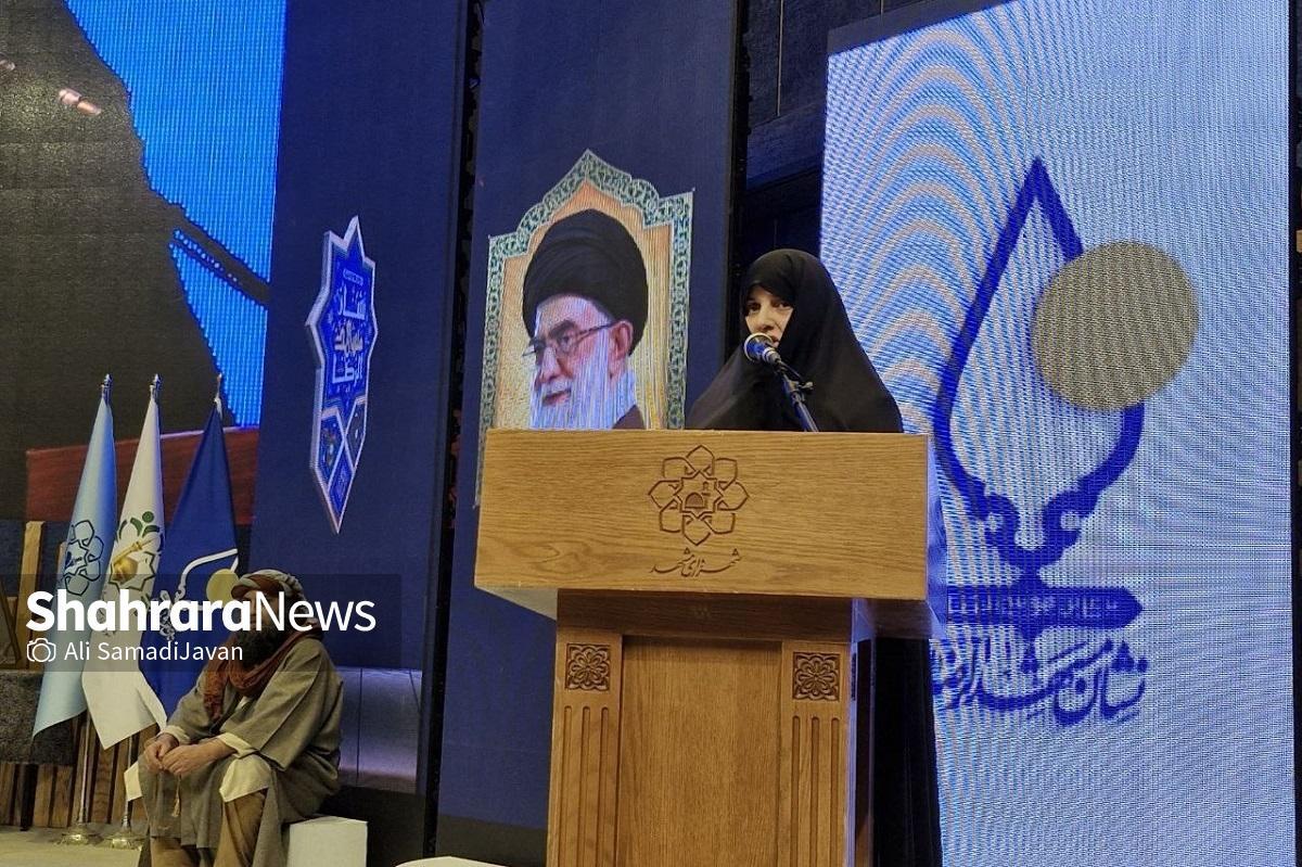همسر شهید جمهور گفت: تربیت سیاسی در جمهوری اسلامی از گهواره شروع می‌شود، توسط مادران و پدران رخ می‌دهد و فرزندان با ائمه آشنا می‌شوند.