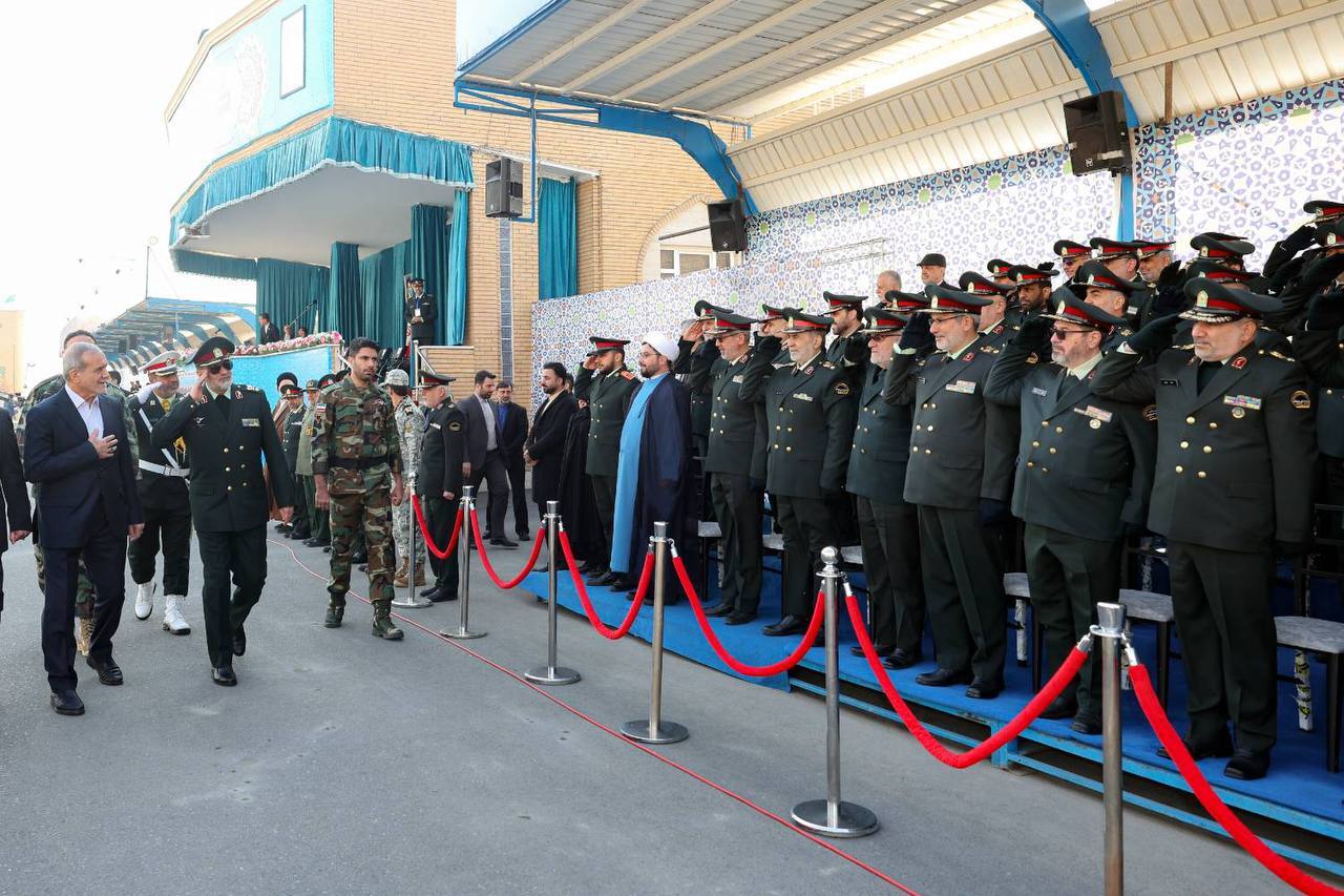 مراسم دانش‌آموختگی دانشگاه علوم انتظامی با حضور رئیس جمهور آغاز شد (۱۶ دی ۱۴۰۳) + فیلم | پزشکیان: نیروهای مسلح زینت و دژ محکم جامعه هستند