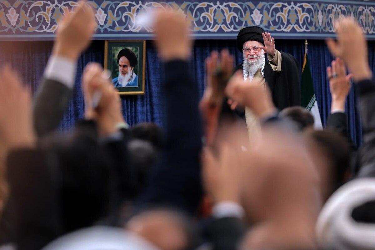 دیدار هزاران نفر از مردم قم با رهبر معظم انقلاب اسلامی (۱۹ دی ۱۴۰۳) | حضرت آیت الله خامنه ای: ایران دوران پهلوی قلعه مستحکم منافع آمریکایی بود | کینه آمریکا نسبت به ایران کینه شتری است + فیلم و عکس