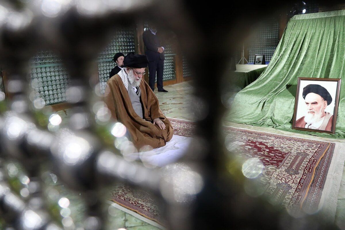 حضرت آیت الله خامنه‌ای رهبر معظم انقلاب اسلامی صبح امروز در آستانه دهه مبارک فجر در مطهر حضرت امام خمینی (ره) حضور یافتند و ضمن قرائت فاتحه، به بنیان‌گذار جمهوری اسلامی ایران ادای احترام کردند.
