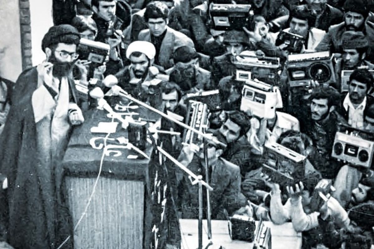 سال ۱۳۵۱ حاج سید محمود کرامت، از بازاری‌های به نام مشهد منزلش را وقف مسجد و حسینه‌ای کرد که به پایگاهی برای حضور روشنفکران متدین بدل شد. سال ۱۳۵۲ آیت‌ا... خامنه‌ای به درخواست حاج محمود، امام جماعتی مسجد را پذیرفت. مسجد کرامت محل حضور بزرگان دیگری، چون، آیت‌الله واعظ طبسی و آیات عظام نوغانی، مرعشی، شیرازی و شهیدانی، چون هاشمى‏ نژاد، کامیاب، موسوى قوچانى و اندرزگو نژاد بود. آنها در این مسجد شورایی تشکیل دادند تا جریان‌های انقلابی را پیگیری کنند. اکنون قرآنی با دست خط رهبر معظم انقلاب در مسجد نگهداری می‌شود.