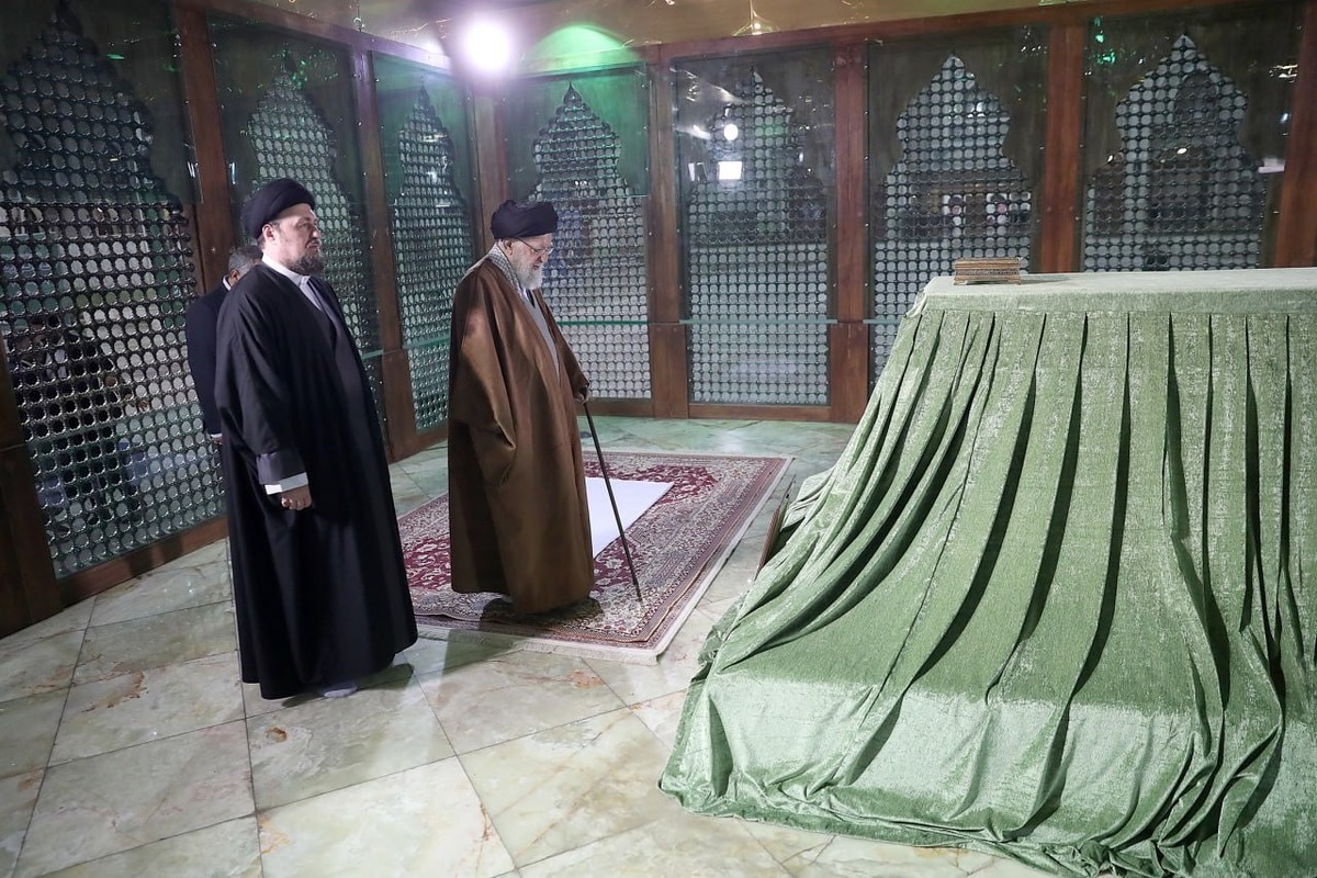 در آستانه دهه فجر پیروزی انقلاب اسلامی حضرت آیت‌الله خامنه‌ای رهبر انقلاب اسلامی صبح امروز(چهارشنبه) در حرم امام خمینی(ره) و گلزار شهدا حضور یافتند.