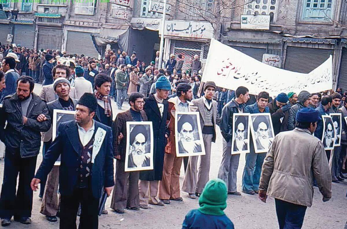 امام خمینی (ره) فراخوان برگزاری «همه‌پرسی خیابانی در ۲۹ دی ۱۳۵۷» را برای تعیین تکلیف سلطنت و دولت بختیار اعلام می‌کند و مردم شهر‌های کشور از جمله مشهد آماده می‌شوند تا به خیابان‌ها بیایند.