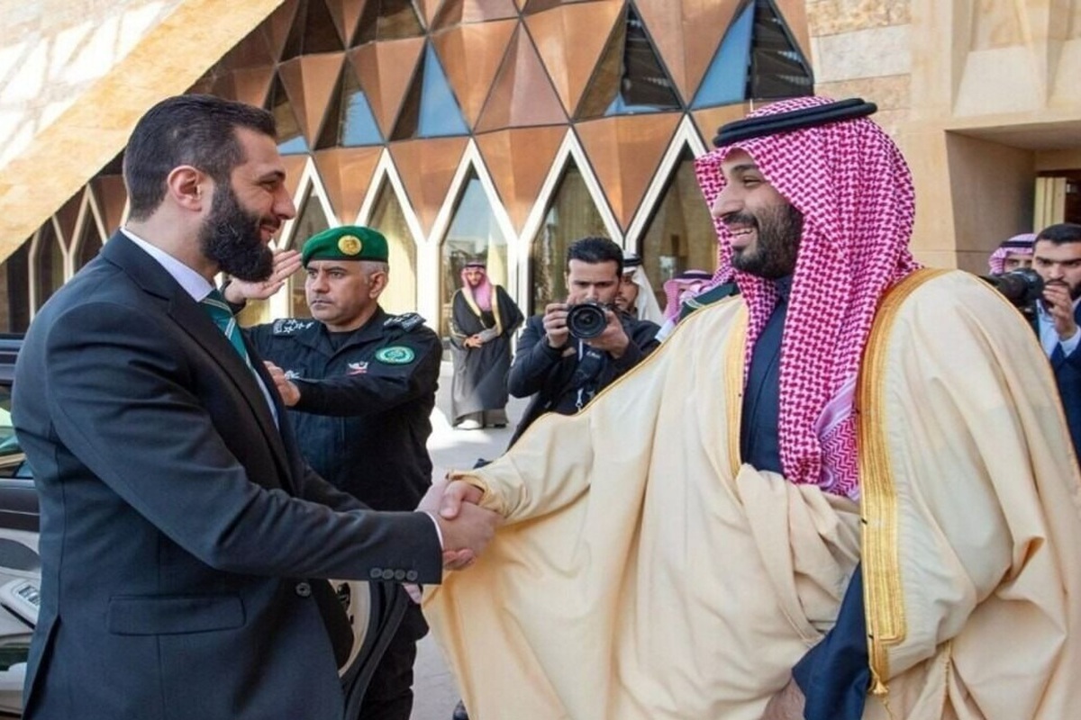 «احمد الشرع» ملقب به ابومحمد الجولانی رئیس دوره انتقالی سوریه که به عربستان سفر کرده است با محمد بن سلمان ولیعهد این کشور دیدار کرد.