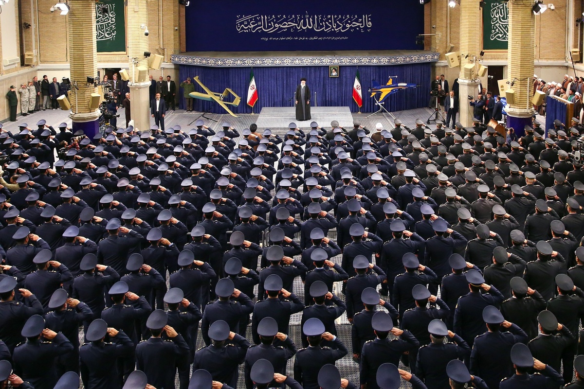 جمعی از فرماندهان نیروی هوایی و پدافند هوایی ارتش با رهبر انقلاب دیدار کردند+ فیلم (۱۹ بهمن ۱۴۰۳)