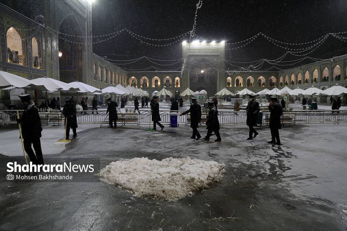 برف‌روبی کامل صحن و سرای رضوی و تسهیل تردد زائران (۲۱بهمن۱۴۰۳)