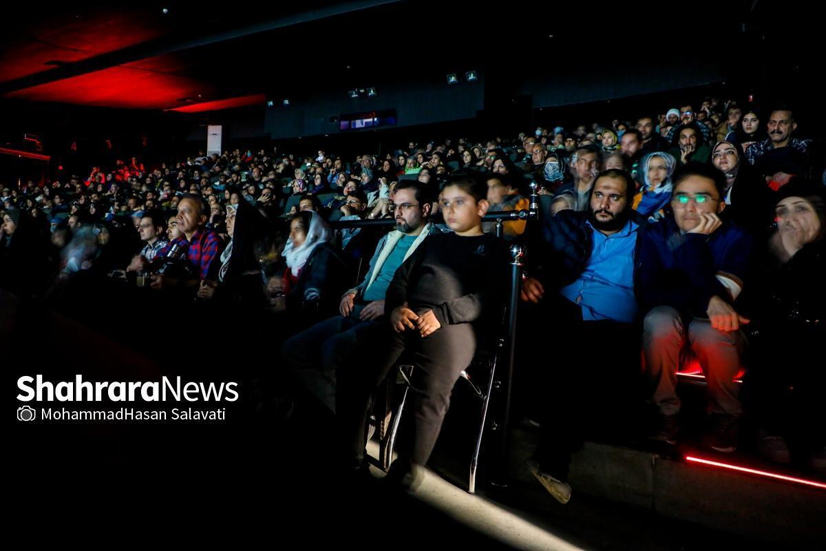 جشنواره فیلم فجر در مشهد با استقبال چشمگیر بیش از ۲۳ هزار مخاطب همراه شده، اما سرنوشت سیمرغ‌ها در تهران رقم خواهد خورد؛ رقابتی که حالا به اوج هیجان رسیده است.