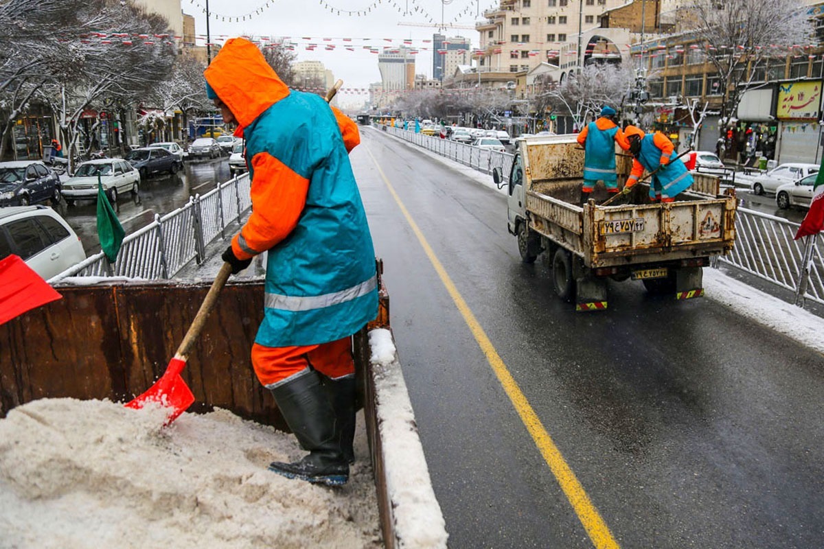 خدمت‌رسانی ۶ هزار پاکبان مشهدی برای برف‌روبی | راه‌گشایی خادمان شهر در موج سرمای مشهد