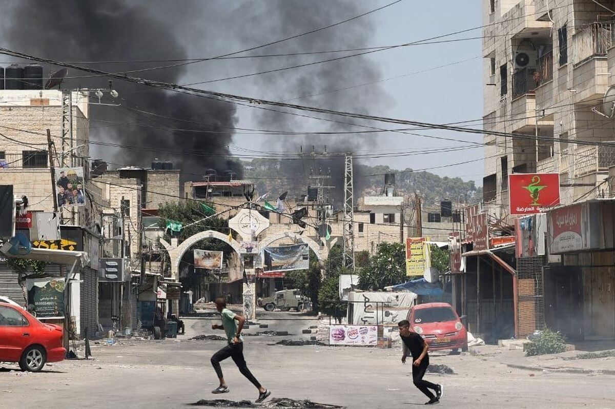 ۲ جوان فلسطینی بر اثر حمله هوایی ارتش رژیم صهیونیستی به یک خودرو در شهرک قباطیه در حومه جنین در کرانه باختری به شهادت رسیدند.