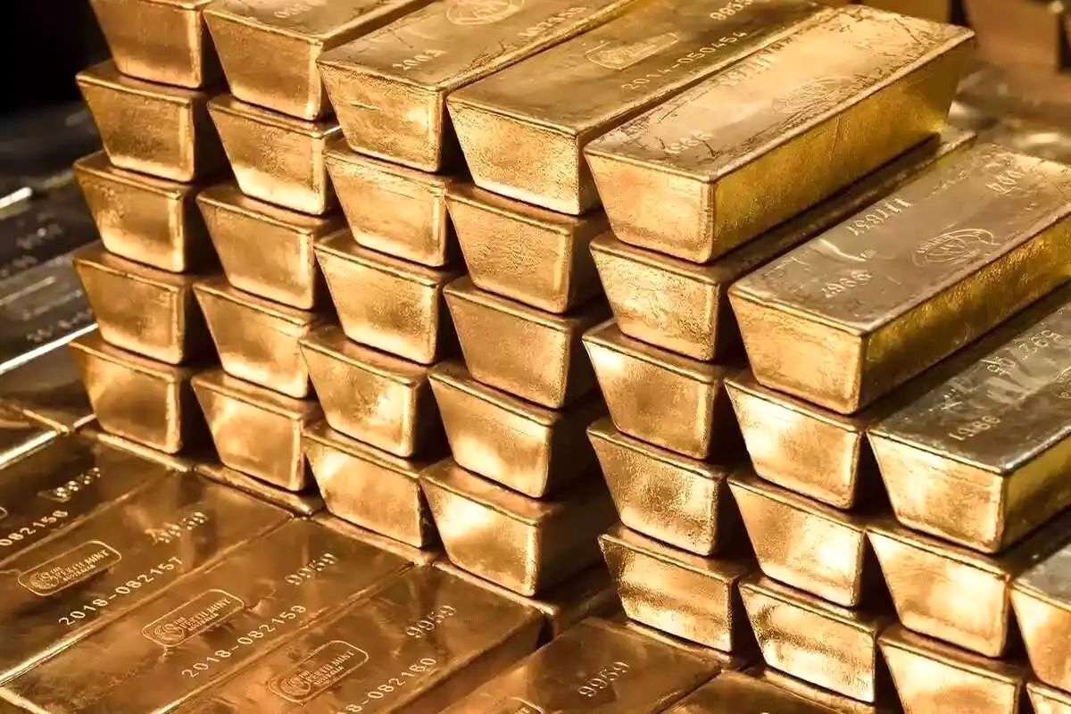 قیمت جهانی طلا (XAU/USD) که هفته گذشته به رکورد ۲،۹۵۰ دلاری رسیده بود، در ادامه روند خود دچار افت شد و برای نخستین بار پس از هشت هفته، روند صعودی متوالی خود را متوقف کرد.