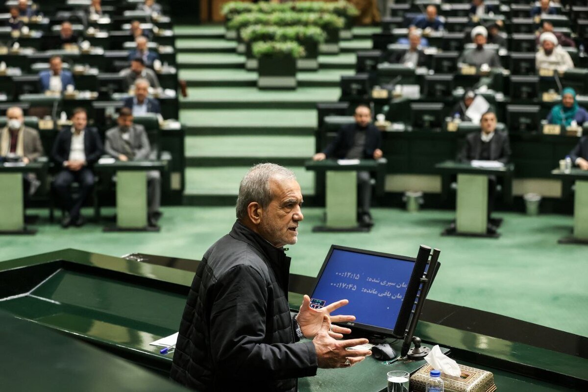 رئیس‌جمهور در دفاع از عملکرد وزیر اقتصاد و دارایی گفت: در جنگ اقتصادی هستیم، این جنگ بسیار بدتر و سهمگین‌تر از جنگ تحمیلی ۸ ساله با صدام است، دشمن می‌خواهد بین ما اختلاف و تفرقه باشد، اجازه ندهیم با اختلاف، دعوا و تفرقه، هدف دشمن محقق شود.