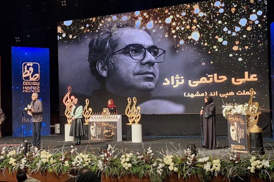 تندیس حافظ در دستان هنرمندان تئاتر مشهد