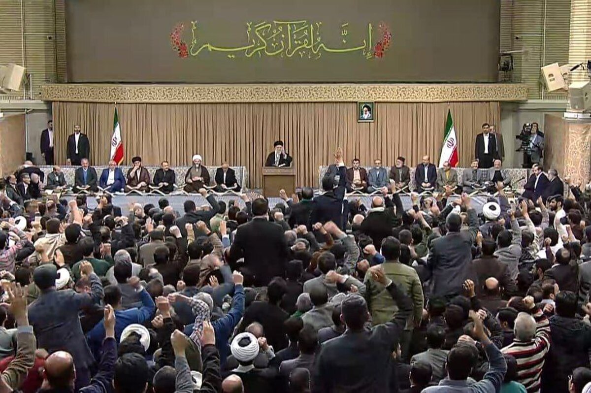 حضرت آیت الله خامنه ای در محفل انس با قرآن کریم حسینیه امام خمینی (ره) حاضر شدند.