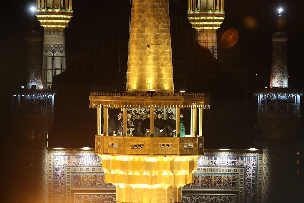 هم‌زمان با ماه مبارک رمضان و روزهای پایانی سال ۱۴۰۳، گلدسته چهل‌ساله صحن جمهوری اسلامی در حرم مطهر رضوی طی عملیاتی پیچیده و کم‌سابقه، جابه‌جا شد.