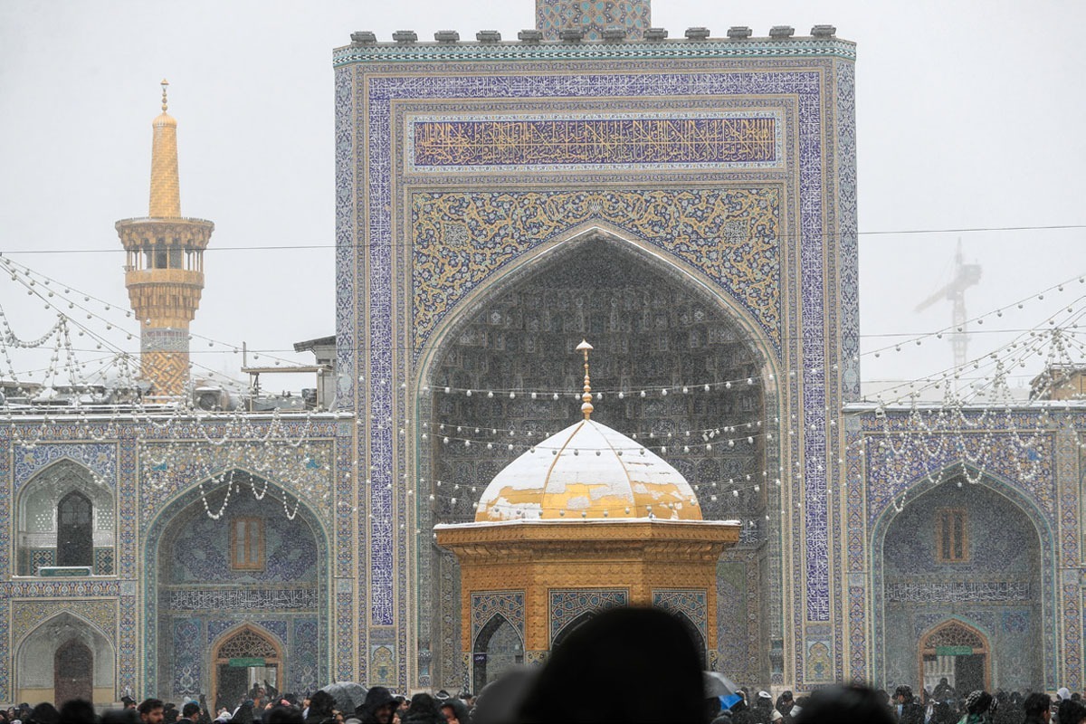 پنج دقیقه باید پلاتو بگویم، به مردم رمضان را تبریک می‌گویم، ازشان التماس دعا می‌کنم و با جمله هرساله‌ام می‌رویم توی برنامه: بازکن دکان که وقت عاشقی است.