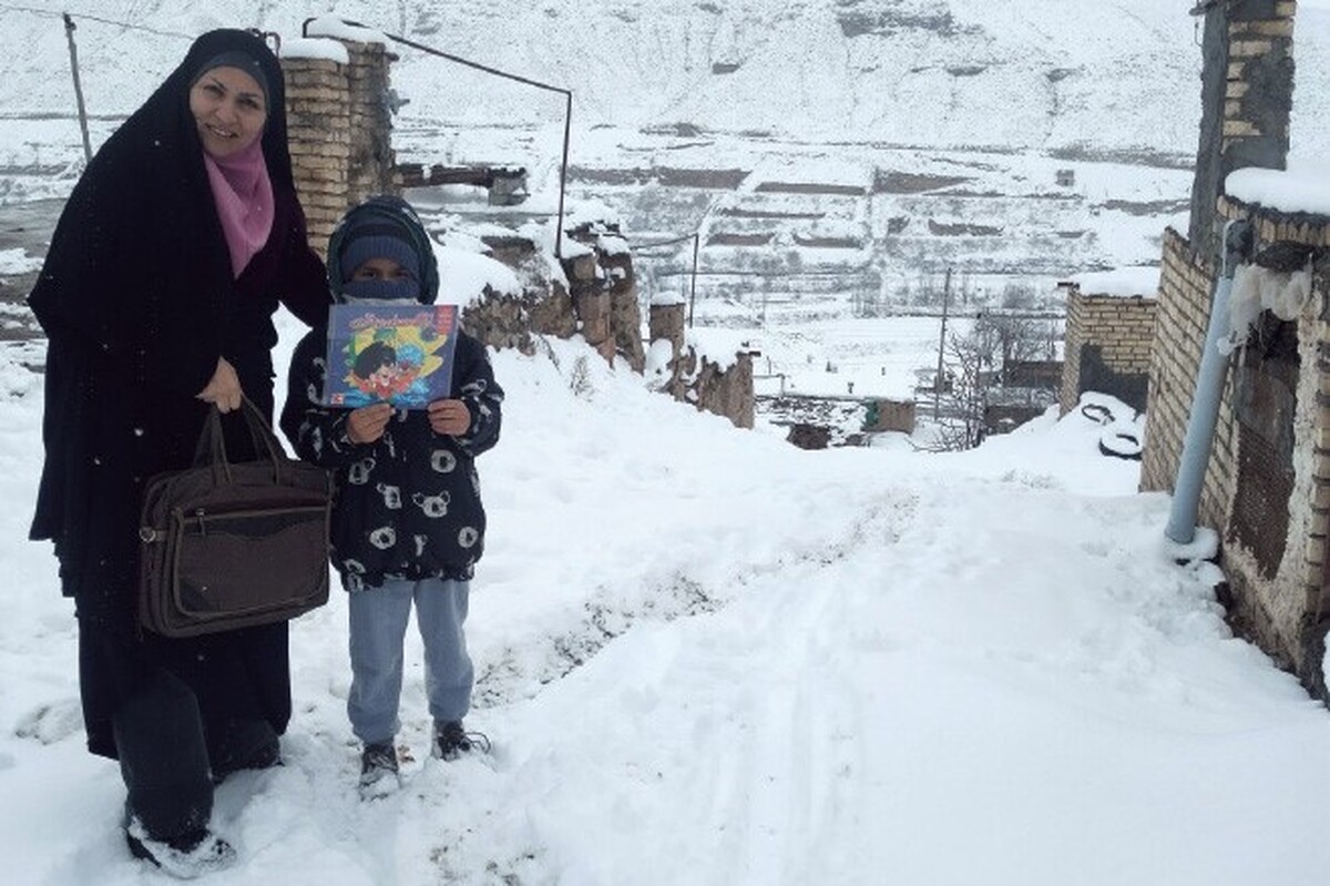 بارش سنگین برف هم مانع تدریس خانم معلم نشد| انجام رفع اشکال دروس در منازل دانش آموزان کلاتی