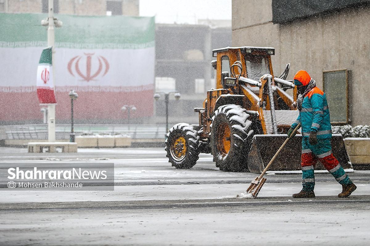 مدیرکل هماهنگی و نظارت بر خدمات شهری شهرداری مشهد از آخرین اقدامات انجام‌شده در برف‌روبی و بازگشایی معابر شهری مشهد خبر داد.