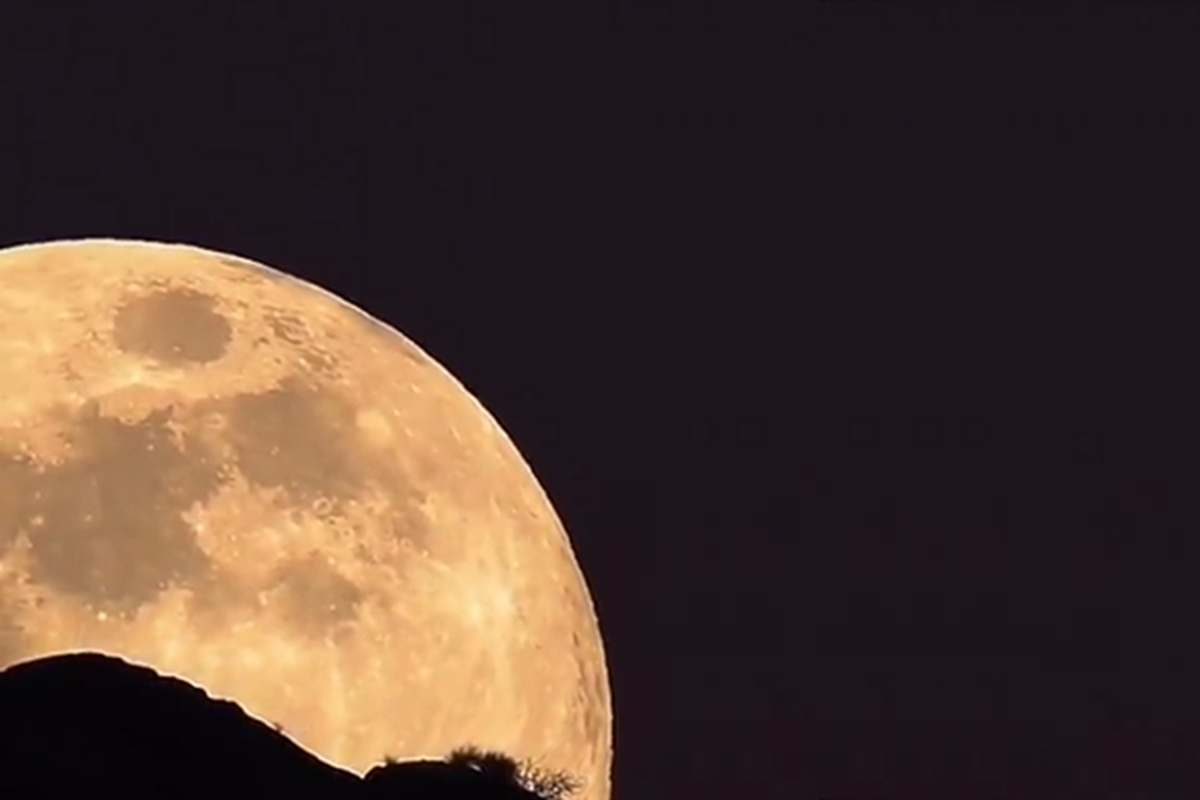ویدئو| طلوع ماه برفراز آسمان خرم‌آباد