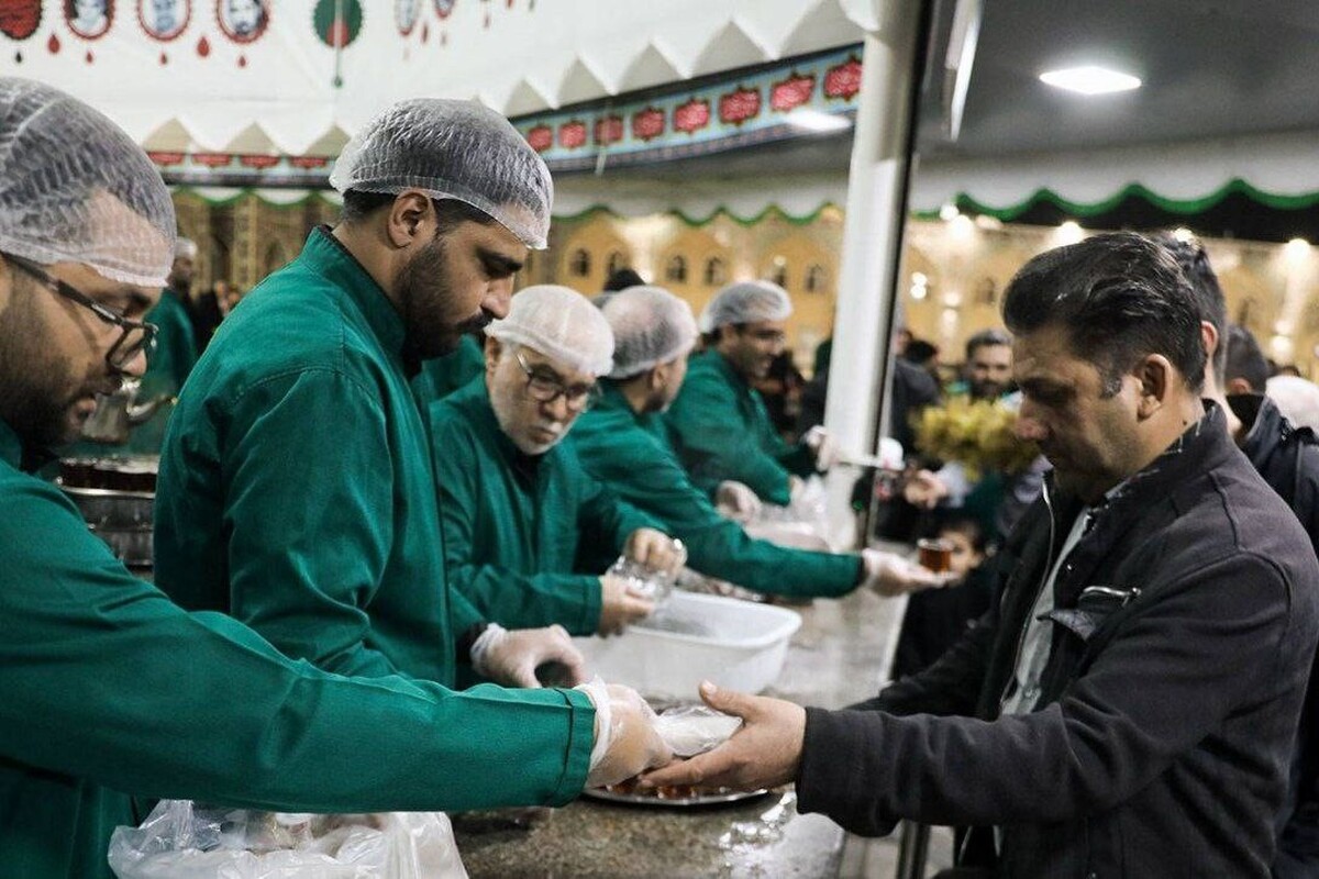 توزیع ۶ هزار ساندویچ در چایخانه صحن امام‌حسن‌مجتبی‌(ع)